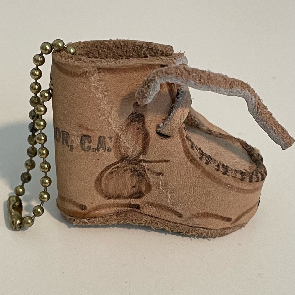 El Salvador, C.A. Brown Leather Mini Boot Souvenir Keychain with Laces & Chain - Picture 6 of 10